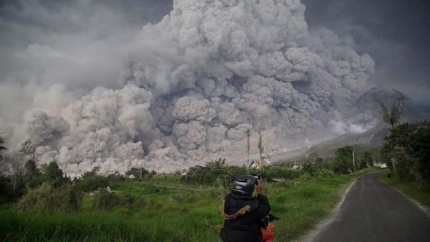 Núi lửa Sinabung (Indonesia) phun trào nhiều lần, cảnh báo dung nham lạnh