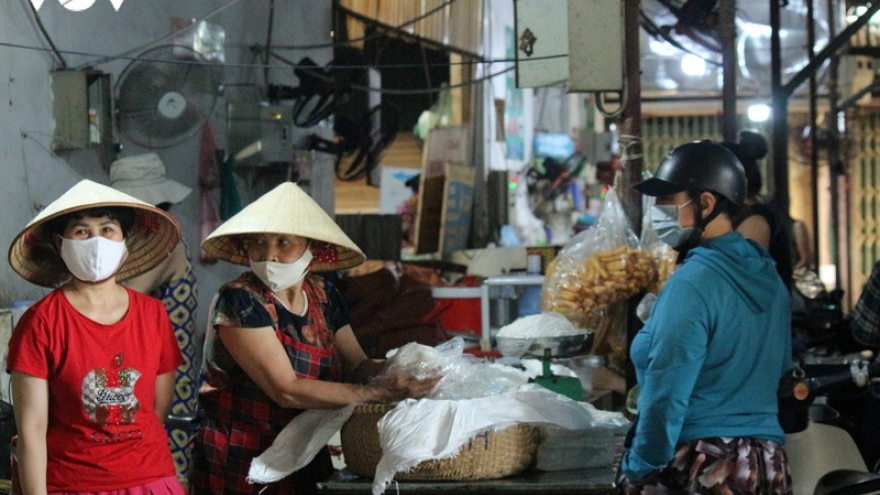 Hanoi wet market shoppers follow COVID-19 prevention measures