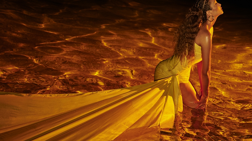 Hoa hậu H'Hen Niê tạo dáng gợi cảm, cheo leo bên vách đá