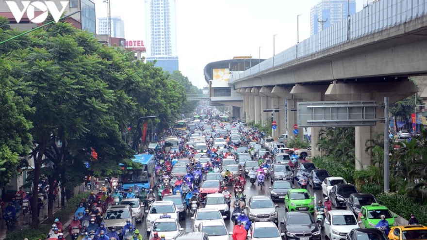 Giao thông Hà Nội hỗn loạn, tắc nghẽn giờ cao điểm sáng 18/8