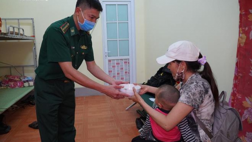 Mẹ bế con 1 tuổi băng rừng nhập cảnh trái phép về Việt Nam lúc nửa đêm