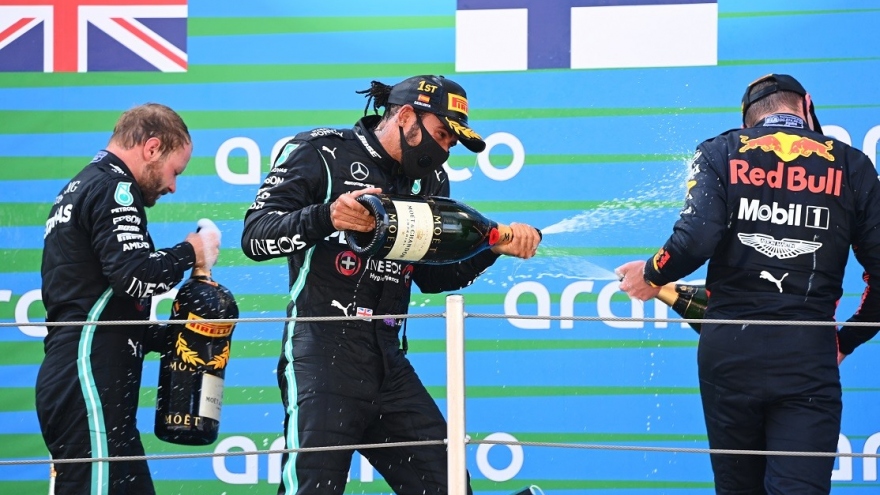 Chặng F1 Tây Ban Nha: Hamilton lập lại trật tự, "vượt mặt" huyền thoại Schumacher