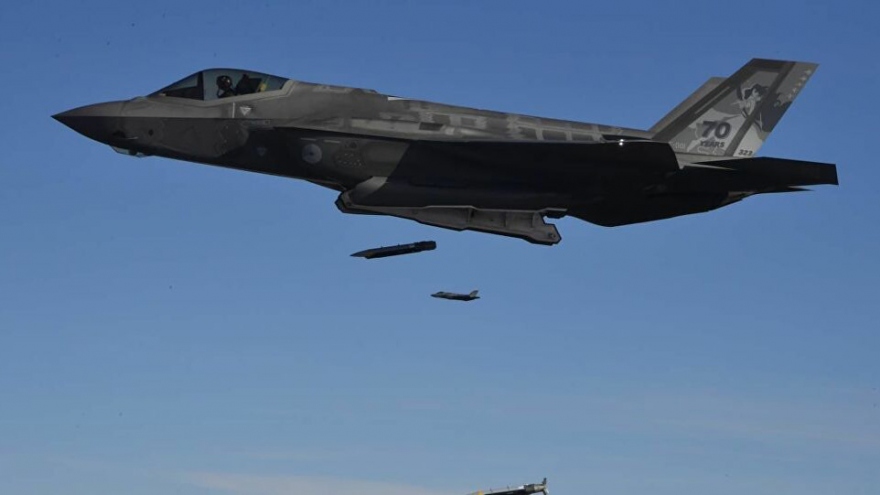 Video: Phi công F-35 thử nghiệm thả 16 quả bom lượn