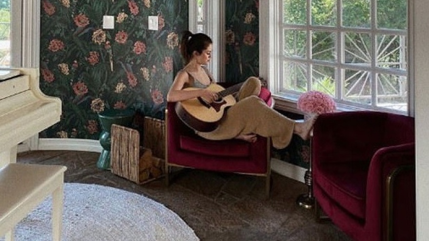 Selena Gomez xinh đẹp ngồi chơi đàn guitar trong căn biệt thự sang trọng