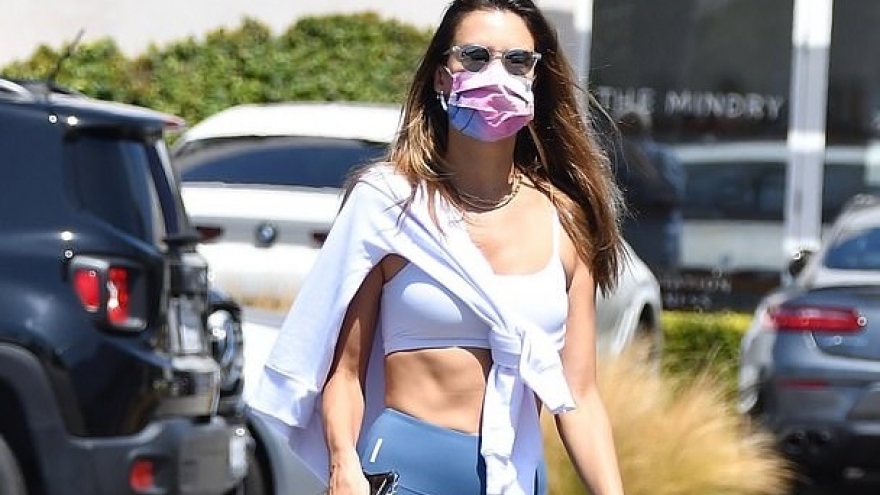 “Chân dài” Alessandra Ambrosio mặc croptop gợi cảm ra phố