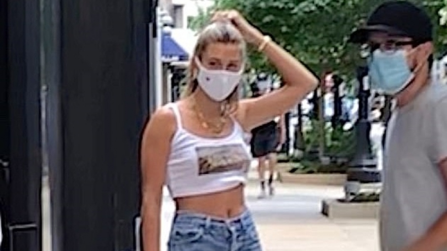 Vợ Justin Bieber mặc croptop sành điệu đi mua sắm sau khi bị chê cách hành xử