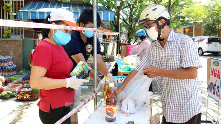VND0 supermarket assists needy people in Da Nang coronavirus hotspot
