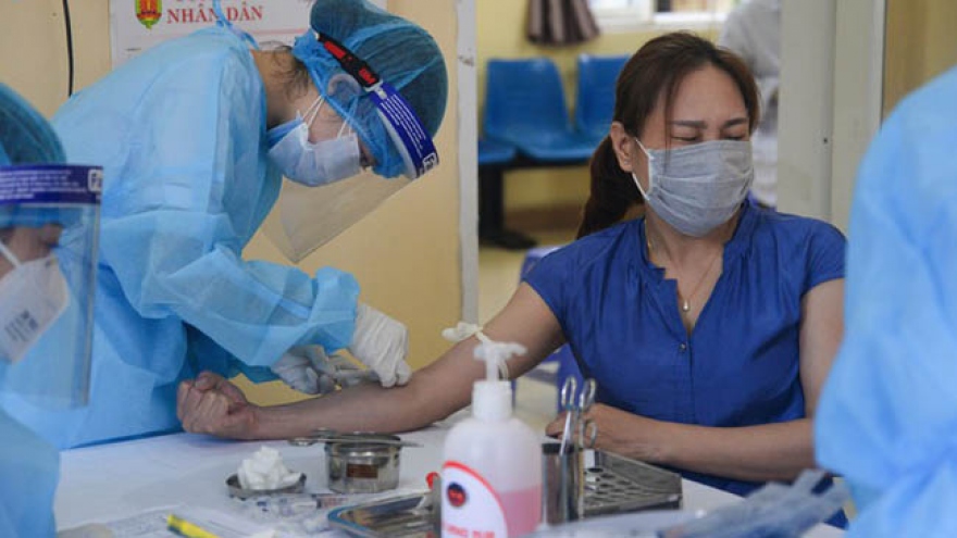 Residents in Quang Ninh border province take quick COVID-19 tests
