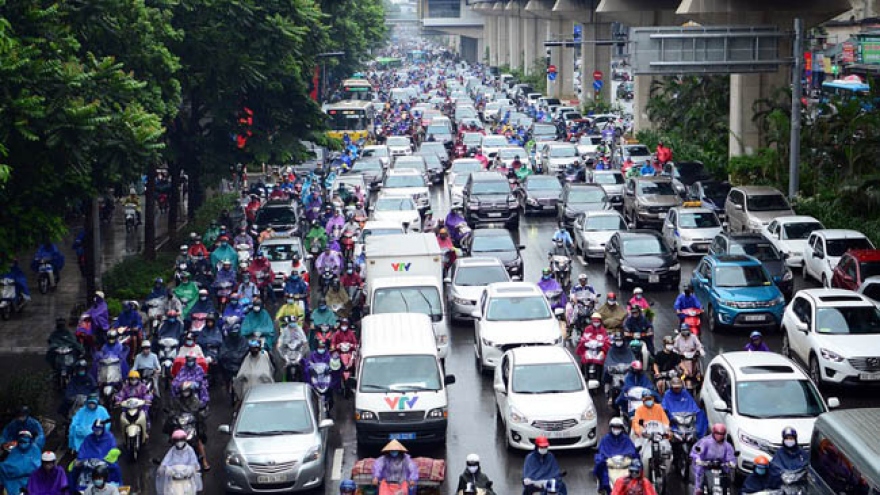 Traffic chaos hits Hanoi amid early morning downpour