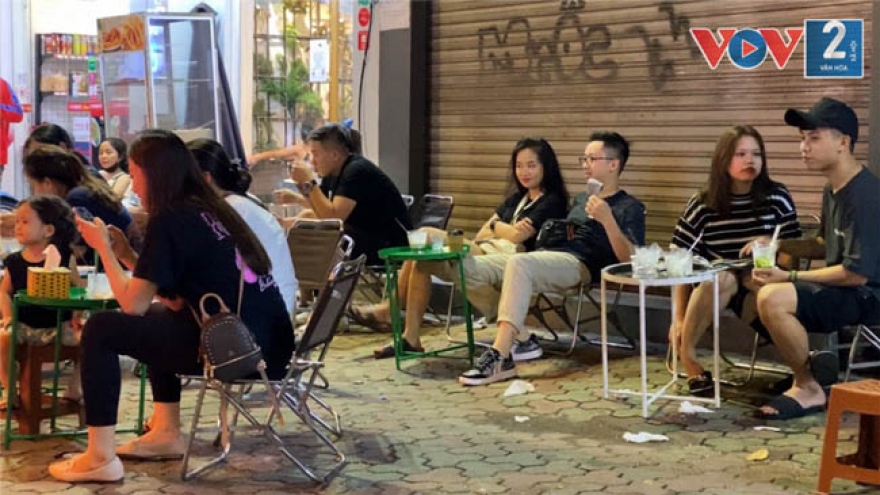 Plenty of businesses in Hanoi fail to follow social distancing measures