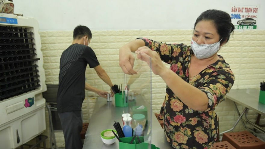 Hanoi restaurants implement protective measures against COVID-19