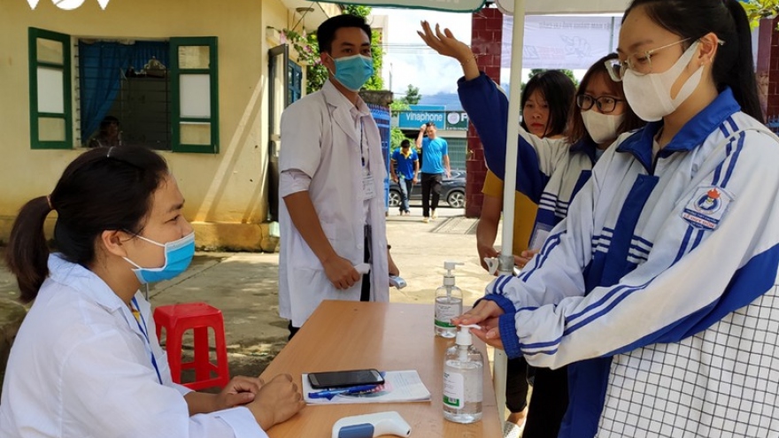 Da Nang students have COVID-19 tests before graduation exams