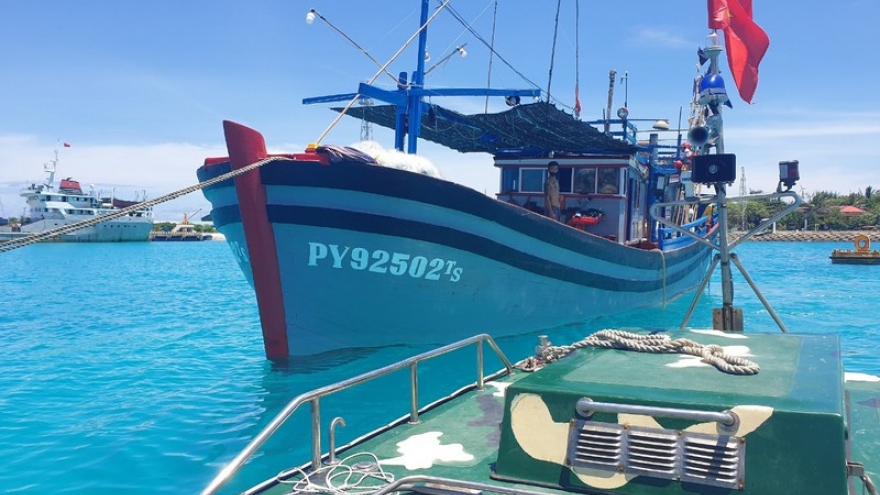 Bộ đội Hải quân kịp thời sửa chữa tàu cá gặp nạn gần đảo Sinh Tồn