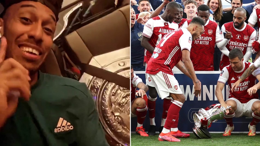 Aubameyang thắt dây an toàn cho Siêu cúp Anh trên xe bus Arsenal