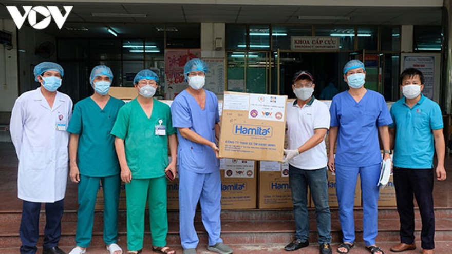 Các tổ chức, cá nhân ở TP HCM cùng VOV tặng đồ bảo hộ cho các bệnh viện