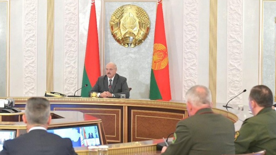 Belarus rơi vào vòng xoáy bất ổn, Tổng thống ra lệnh ngăn bạo động