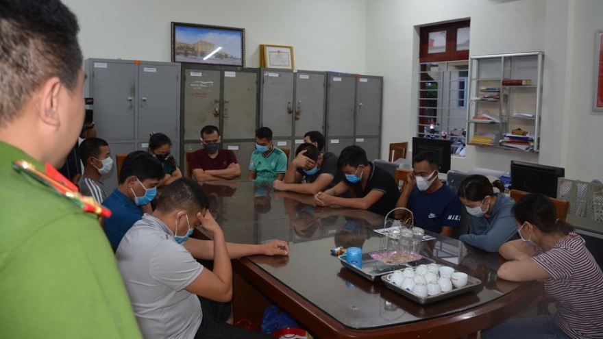 Bắt 14 đối tượng đánh bạc trên biển Quảng Ninh