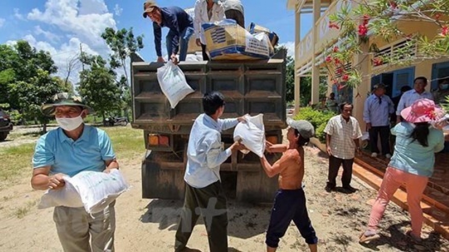 Can Tho sends gifts to Vietnamese-origin people in Cambodia