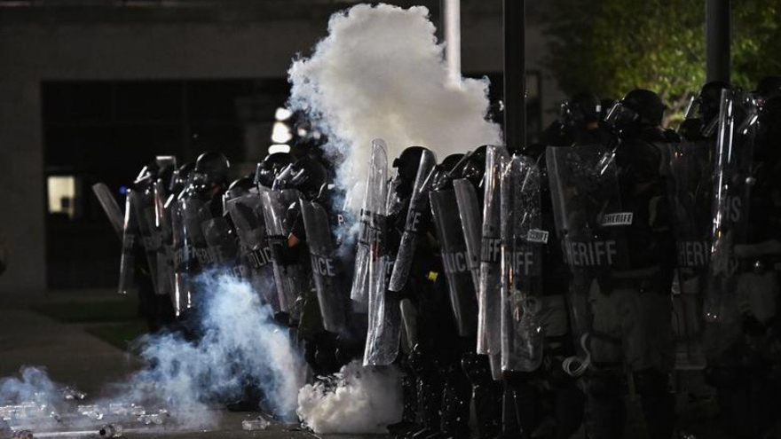 “Lửa giận dữ” lại bao trùm nước Mỹ sau vụ cảnh sát bắn bị thương người da màu