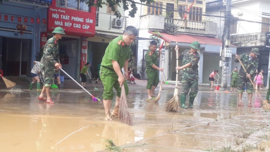 Nước rút, người dân TP Yên Bái dọn dẹp đường phố, nhà cửa