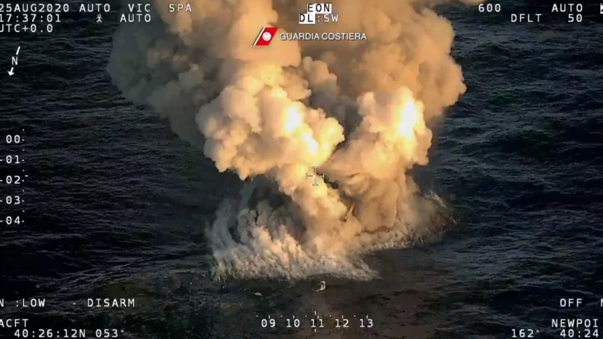 Khoảnh khắc siêu du thuyền bốc cháy ngùn ngụt và chìm xuống biển