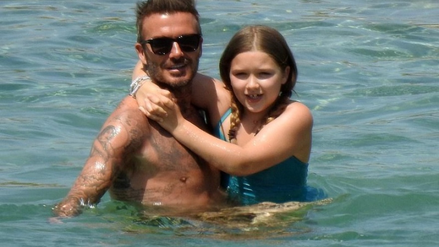 Con gái David Beckham làm nũng, ôm chặt bố khi đi tắm biển ở Hy Lạp