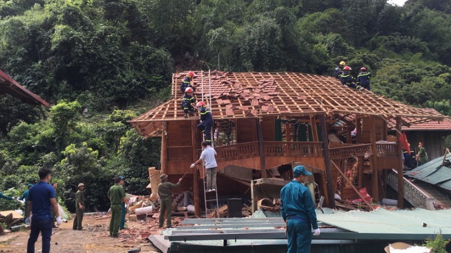 Hỗ trợ gia đình bị đá lăn khắc phục thiệt hại ở Chiềng Ngần, TP Sơn La