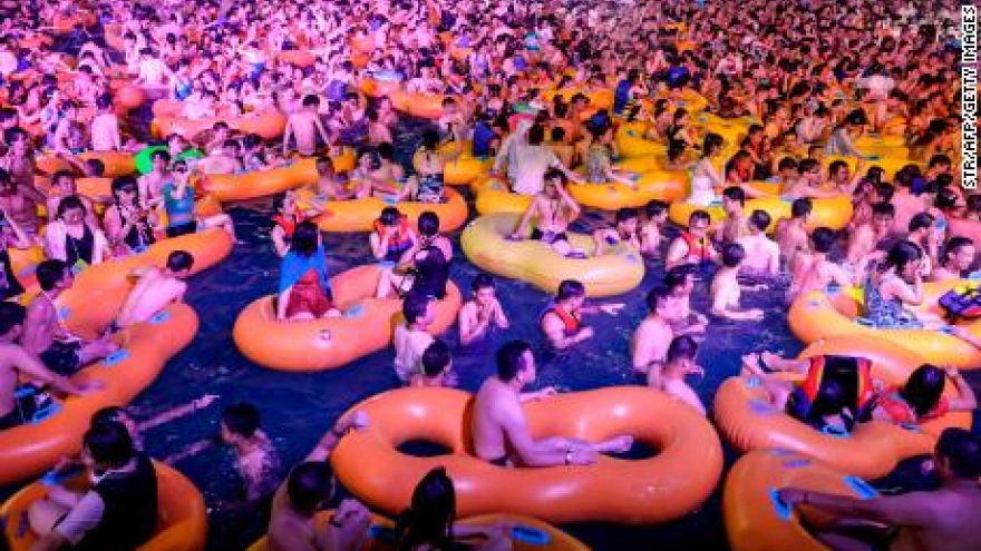 Video: Đại tiệc hồ bơi “không khẩu trang, không giãn cách” ở Vũ Hán