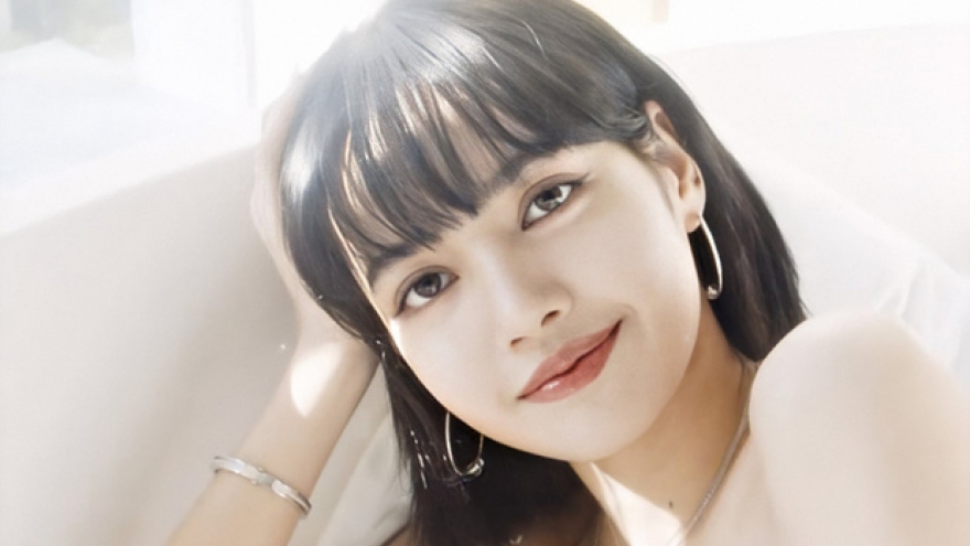 Lisa (BLACKPINK) sang chảnh, quyến rũ với đầm cúp ngực