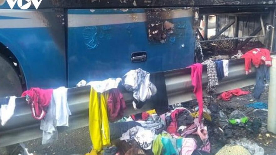 Xe giường nằm bốc cháy dữ dội trên cao tốc Nội Bài – Lào Cai