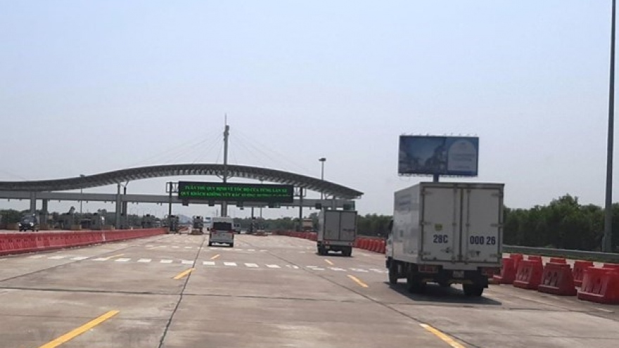 Electronic toll collections begin on Hanoi - Hai Phong Expressway