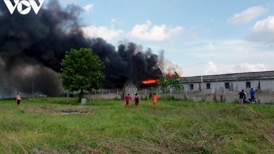 “Bà hỏa” thiêu rụi một nhà kho tại khu vực biên giới tỉnh An Giang