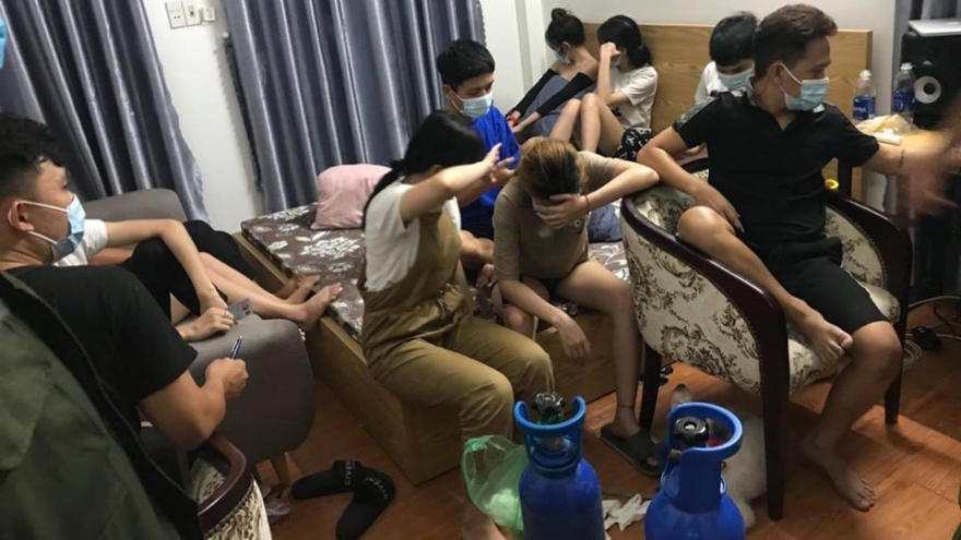 Nhóm nam nữ ở Đà Nẵng tụ tập ăn nhậu và hút bóng cười