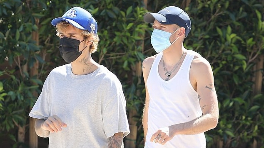 Justin Bieber mặc đồ giản dị ra phố sau ồn ào vi phạm giãn cách xã hội