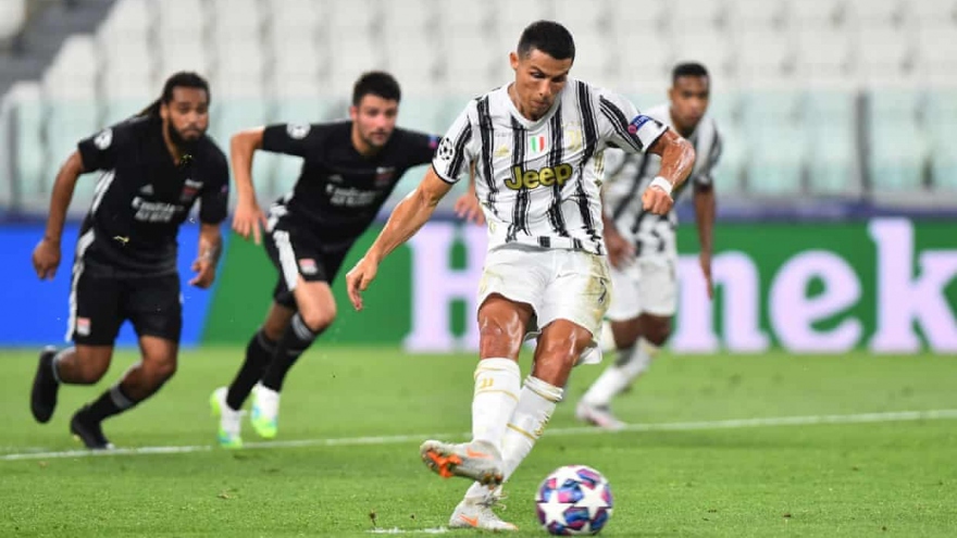 Ronaldo tỏa sáng trước Lyon, Juventus vẫn bị loại khỏi Champions League