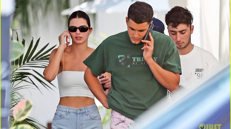Kendall Jenner mặc đồ kiệm vải khoe dáng đẹp eo thon đi chơi cùng bạn bè