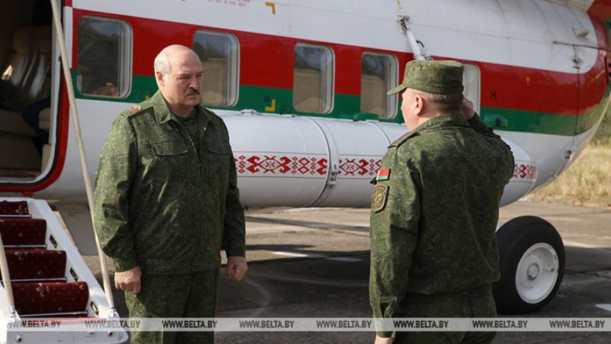 Tổng thống Belarus Lukashenko thị sát thao trường tại Grodno