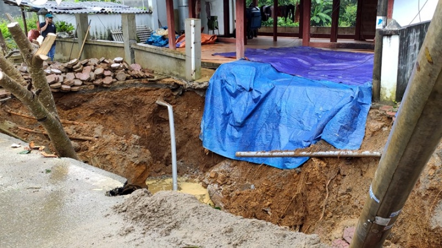 Mưa gây sụt lún khiến nhiều hộ dân ở TP Lai Châu phải sơ tán trong đêm