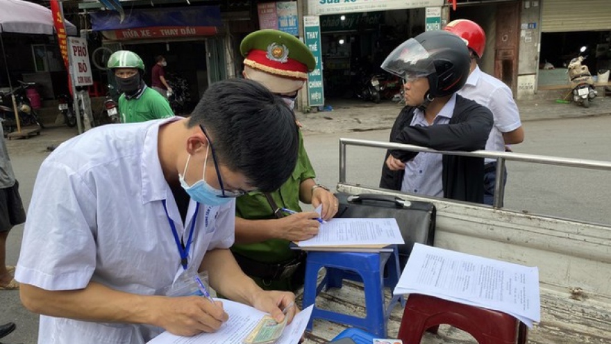 Hanoi fines locals failing to wear face masks in public areas