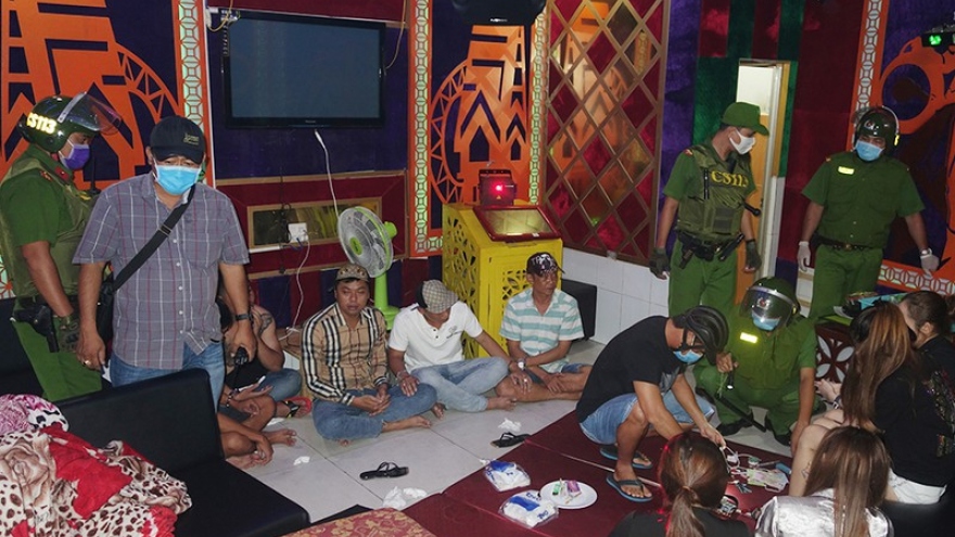 Đột kích quán karaoke, phát hiện nhân viên lẫn khách sử dụng ma túy