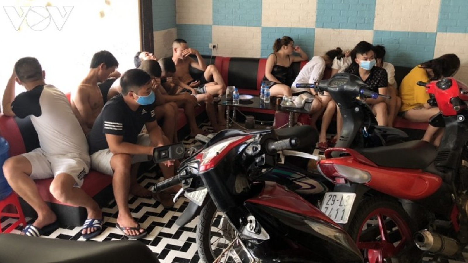 12 đối tượng tổ chức sử dụng ma túy trong quán karaoke ở Hải Dương