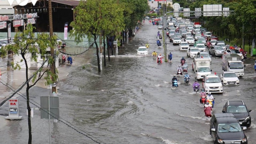 Mưa lớn kéo dài, nhiều tuyến đường ở TP HCM ngập nặng