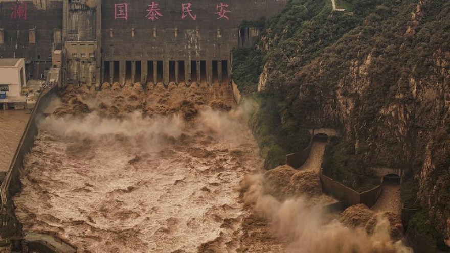 Trung Quốc phát đi cảnh báo màu vàng kép vì mưa lớn và bão