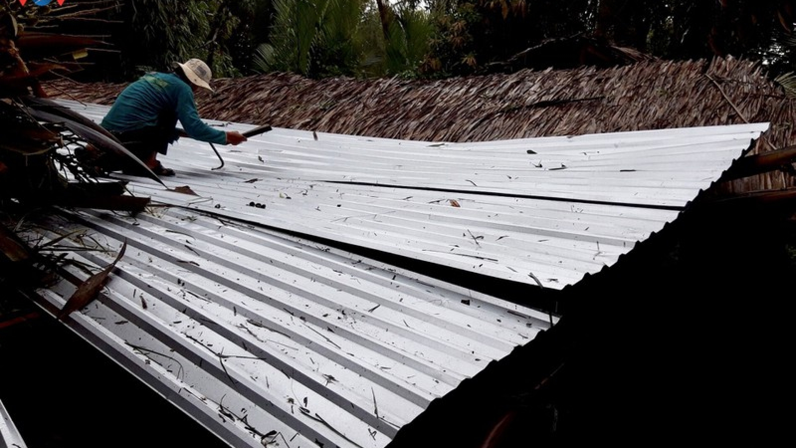 270 căn nhà sập và tốc mái sau lốc xoáy ở Hậu Giang