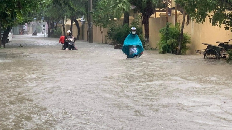 Mưa lớn, thành phố Điện Biên Phủ chìm trong biển nước