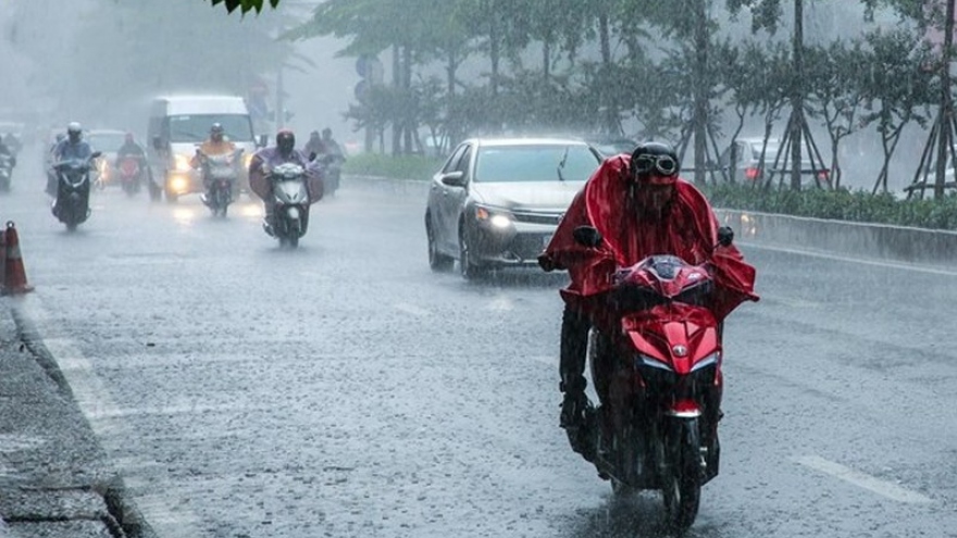 TPHCM: Hàng loạt ô tô, xe máy chìm trong biển nước sau mưa lớn