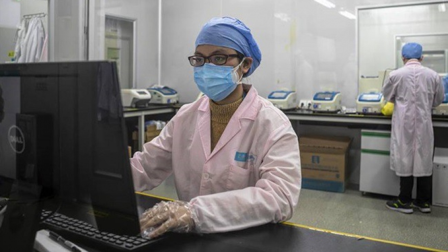 Tổng thống Philippines khuyến cáo khử trùng khẩu trang bằng xăng