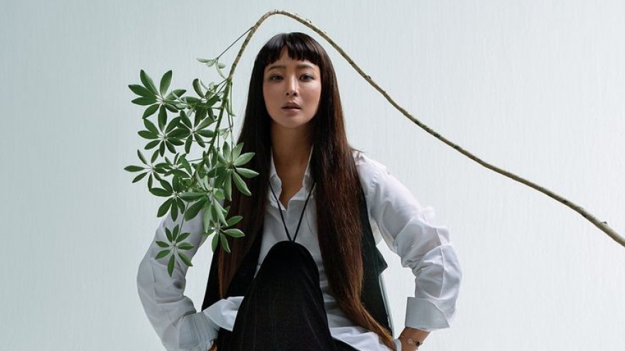 “Chị đại” Kim Hee Sun trẻ trung, thần thái trên bìa tạp chí Vogue