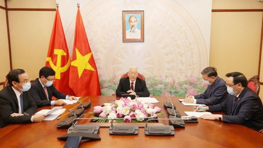 Top leaders of Vietnam, Laos hold phone talks