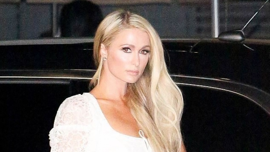 Paris Hilton diện đầm ren ngọt ngào đi hẹn hò cùng bạn trai kém tuổi